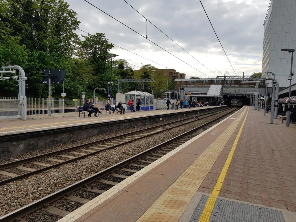 Platforms at Ealing Broadway station